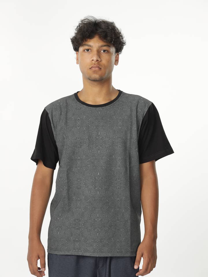 T-shirt en coton pour homme avec imprimé labyrinthe sacré pour la vente par Avatar Imports LLC
