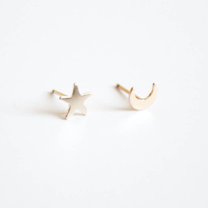 Boucles d'oreilles à tige lune et étoile pour la vente par Hooks and Luxe