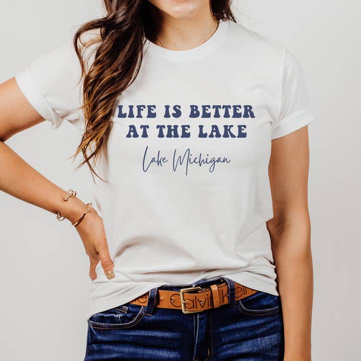 Camiseta estampada personalizada de Lake Life is Better - Bella + Canvas para venta al por mayor de Lissi Designs
