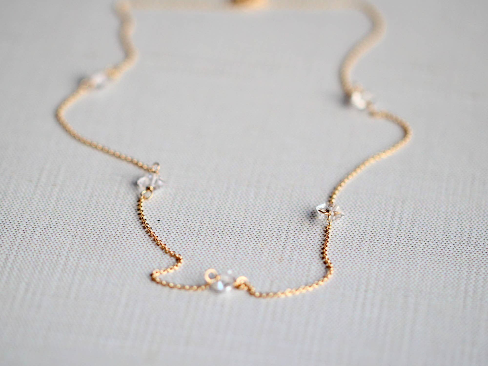 Saressa Designs - Venta al por mayor Collares con colgantes/abalorios - Collar con diamantes Herkimer en cadena delicada