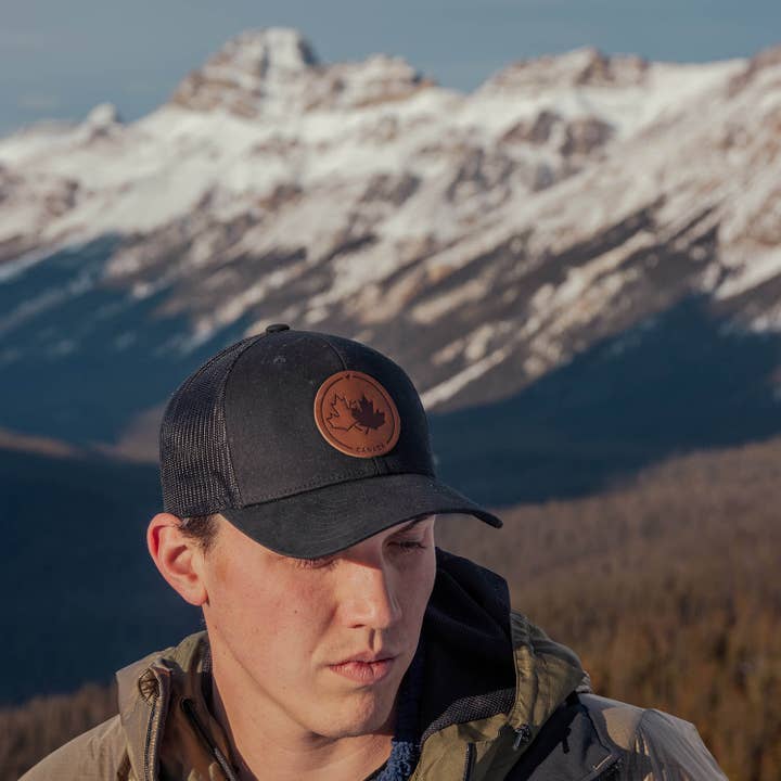 Casquette à écusson en cuir Canada Fort et Libre, Trucker Feuille d'Érable pour la vente par Byward Outfitters