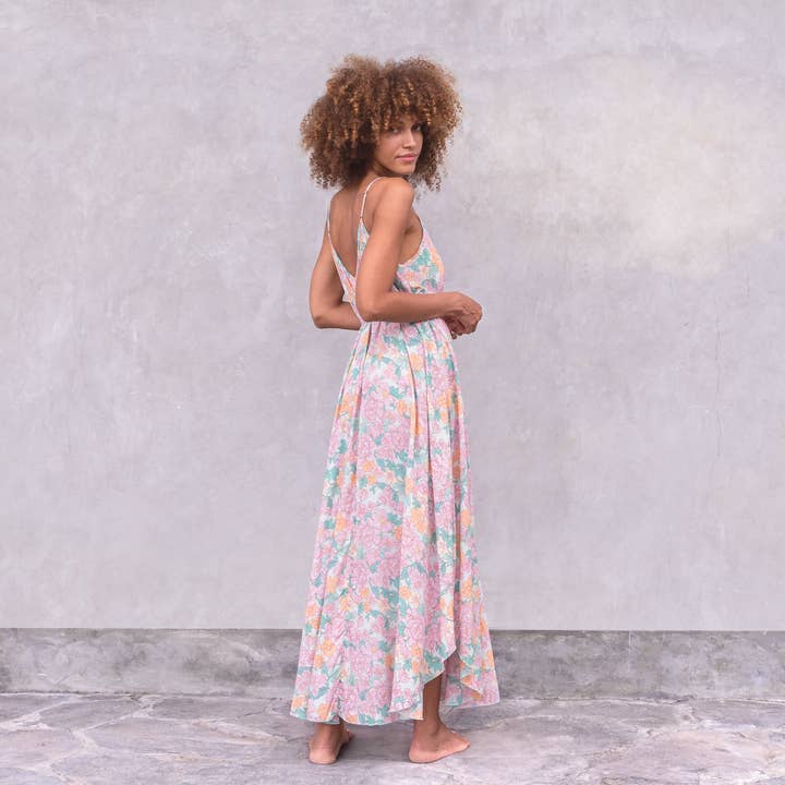 Estelle lichte maxi-jurk met all-over print en versierde halslijn voor wholesale door Jaya
