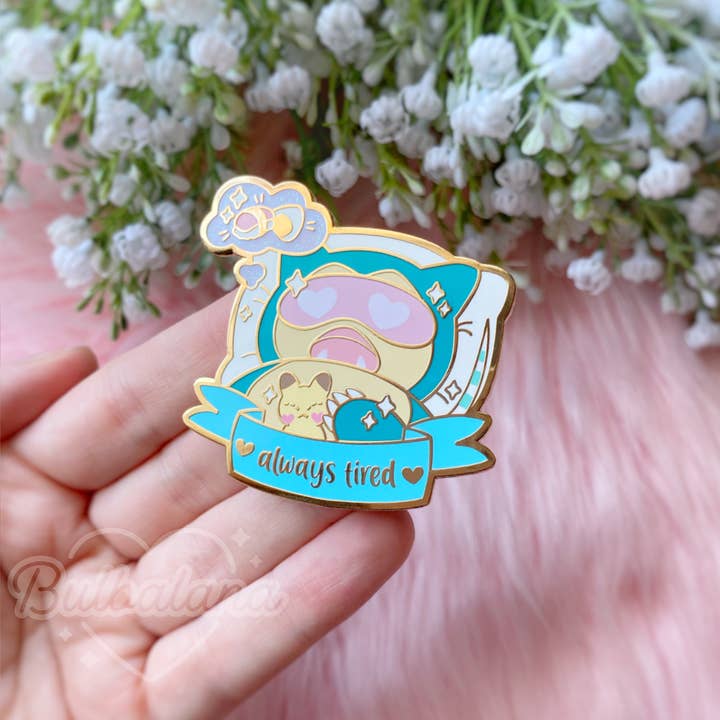 Altid Træt Snorlax Deluxe Emalje Pin for engroshandel hos Bulbalana