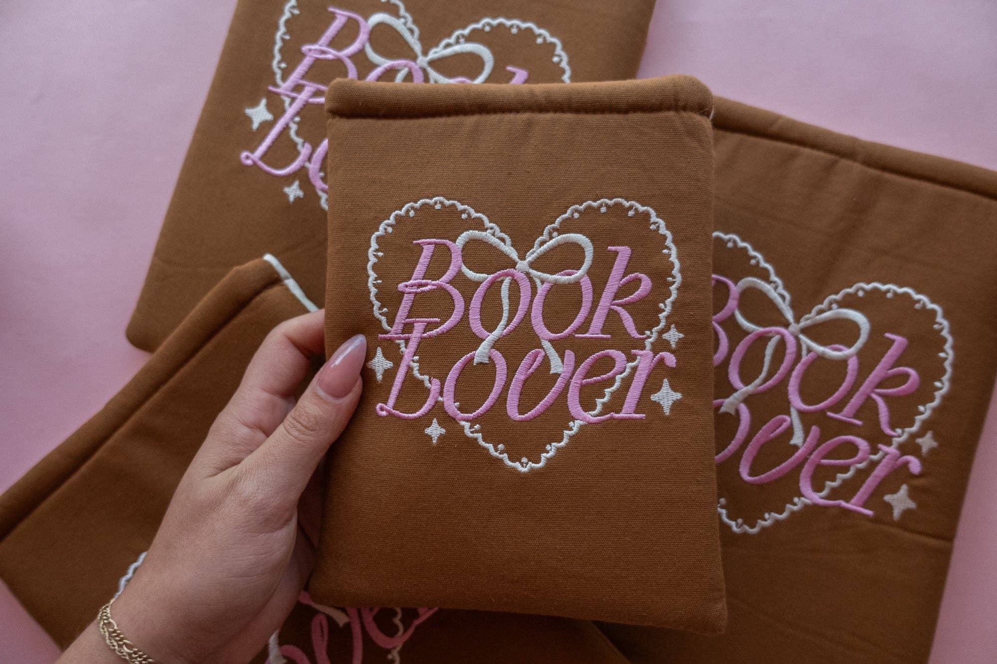 Jollie Ollie Designs - Vente Couvertures de livre - Pochette pour livre/Kindle brodée "Amoureux des livres"3