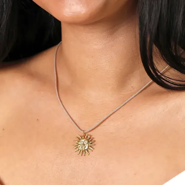 Lisa Angel - Vente Colliers à pendentif - Collier pendentif visage de soleil en corde beige avec poulie en or1