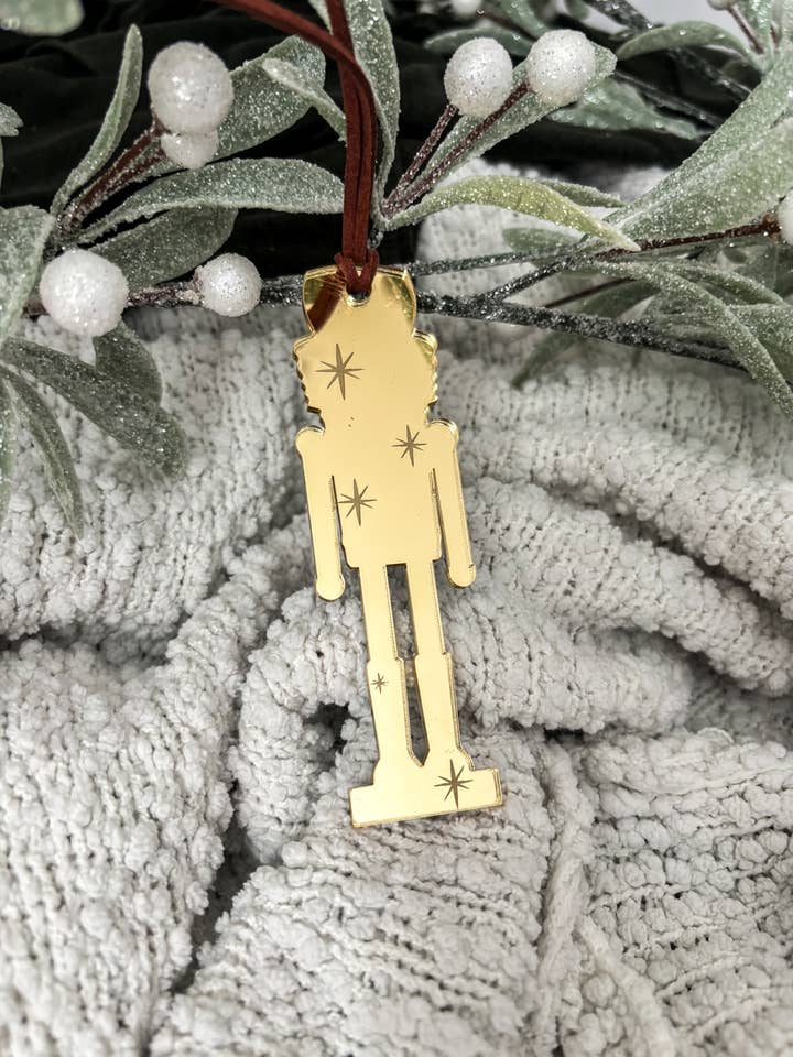 Ornamento Schiaccianoci in acrilico per la vendita all'ingrosso da parte di Wise Words Studio