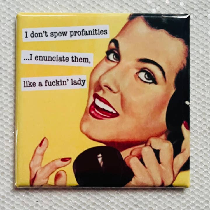 JE NE DÉBITE PAS DES GROSSIÈRETÉS, JE LES ÉNONCE COMME UNE PUTAIN DE DAME AIMANT 2X2 pour la vente par Stuck On Joy