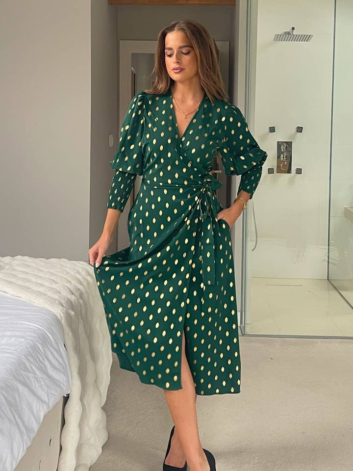 Vestido Devina con puños fruncidos en verde y lámina dorada para venta al por mayor de Girl In Mind
