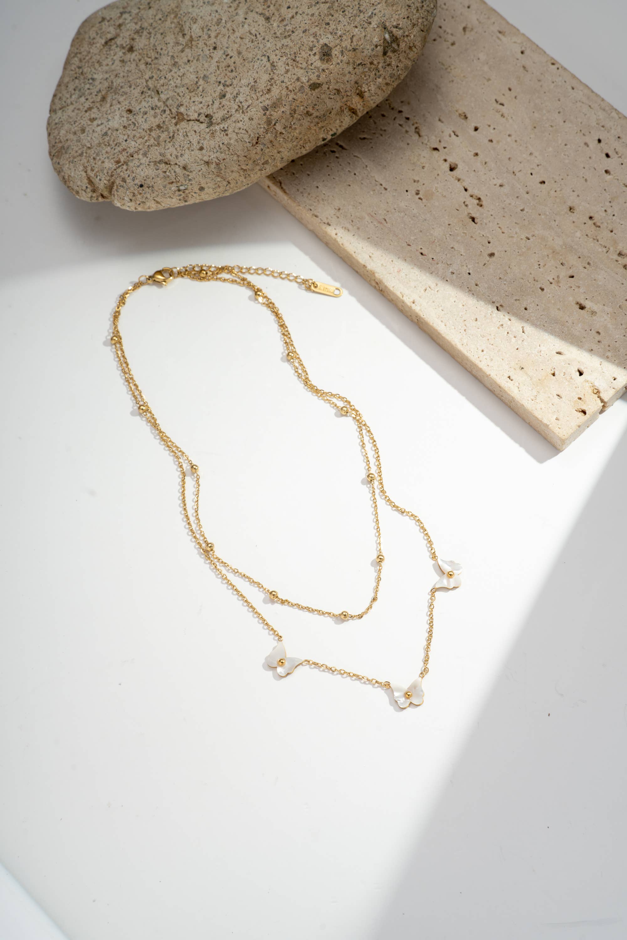 COSMOS – Großhandel Kette mit Anhänger/Charm – Doppelreihige Halskette aus Edelstahl mit Perlmutt-Schmetterlingen1