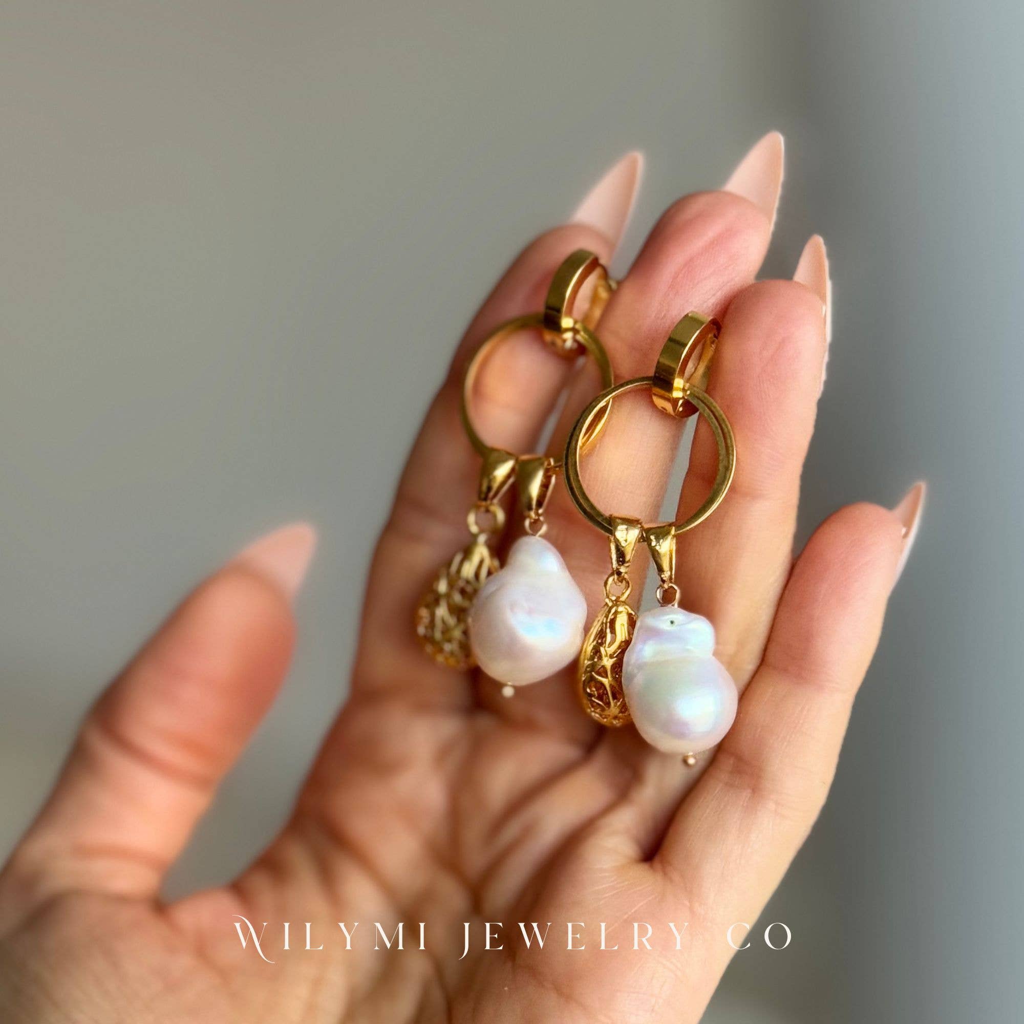 WILYMI Jewelry Co - Vente Boucles d'oreilles pendantes - Créoles baroques multifonctions CLARITY avec perles | Doré9