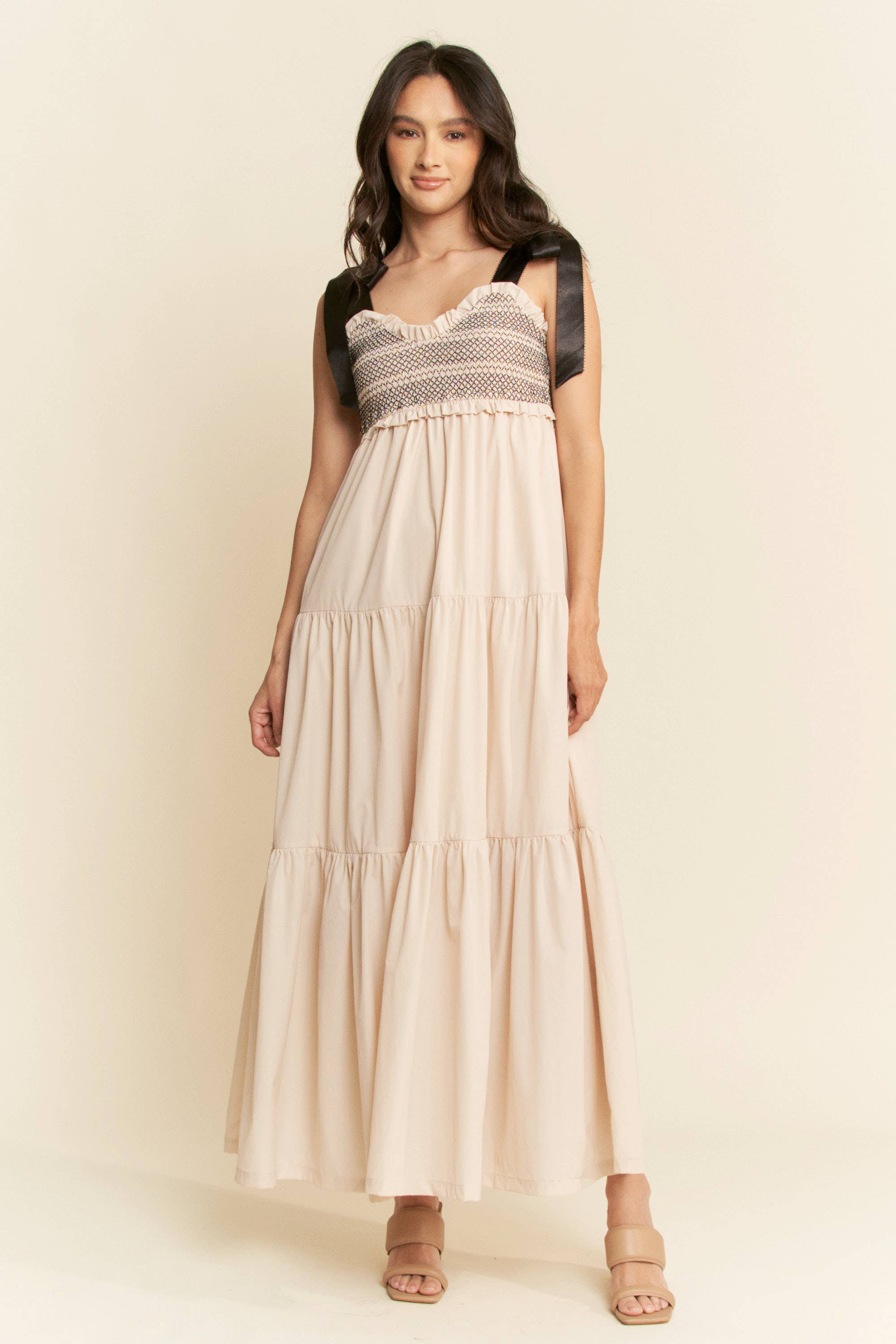 Beige MAXIKJOLE MED FLERE KONTRASTER MED SMOCKET BODICE STROPPER for engroshandel på Faire1