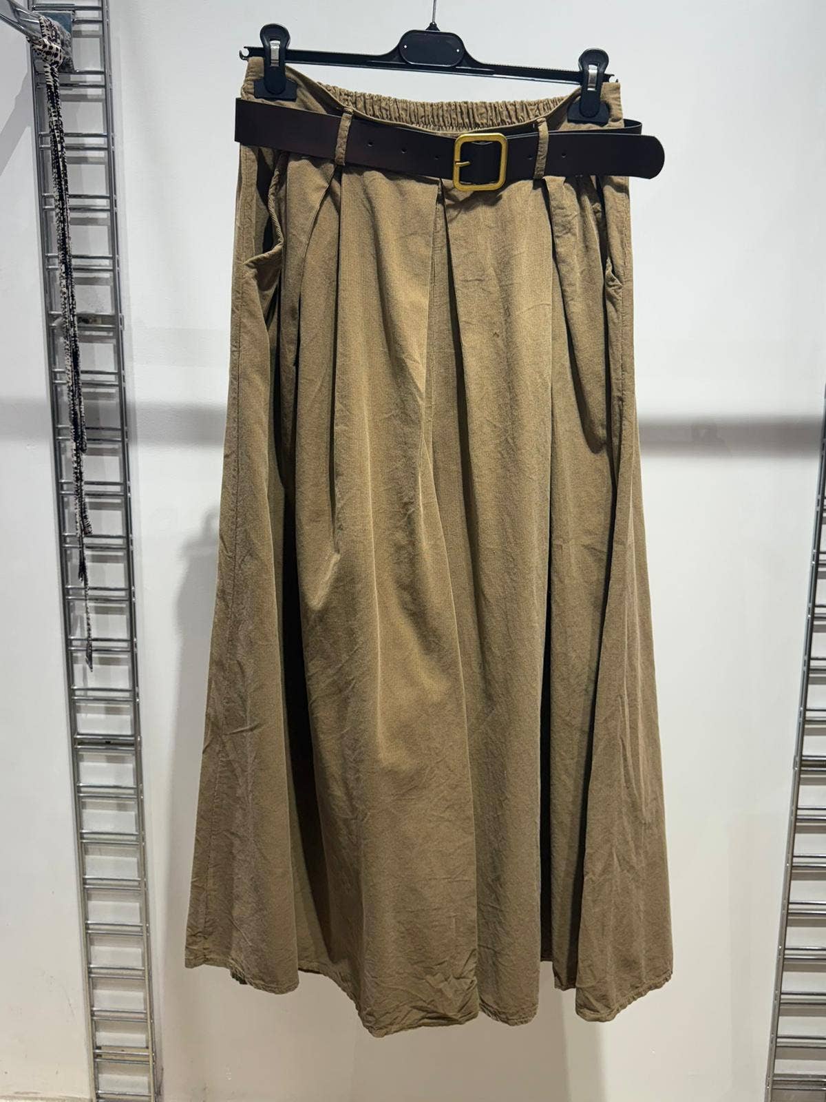 NOELINE - Venta al por mayor Pantalones - Mujer - Pantalones de terciopelo plisados con cinturón 3052212