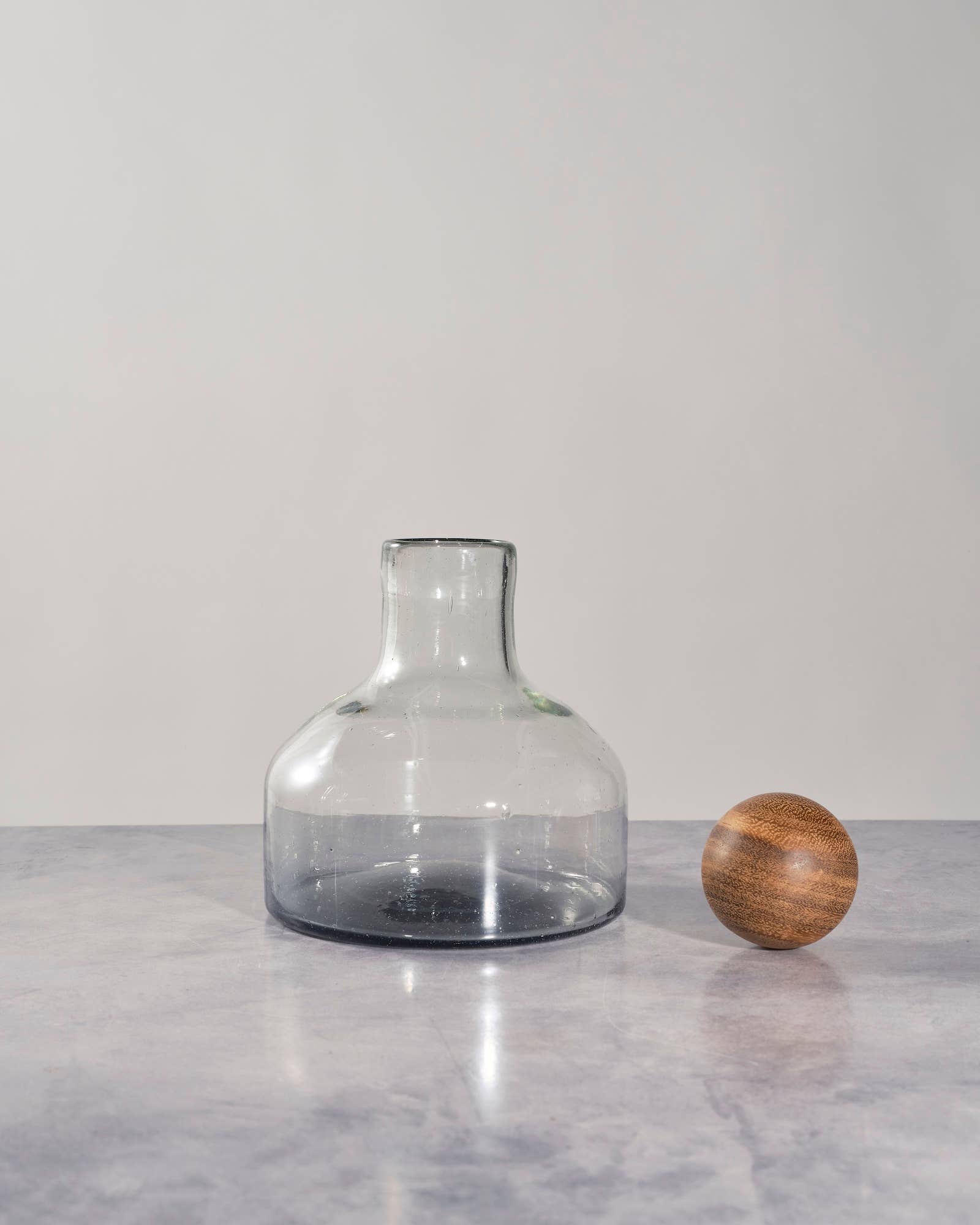 Sobremesa - Wholesale Decanter - Black Orlando Bottle/Decanter with Wood Topper1