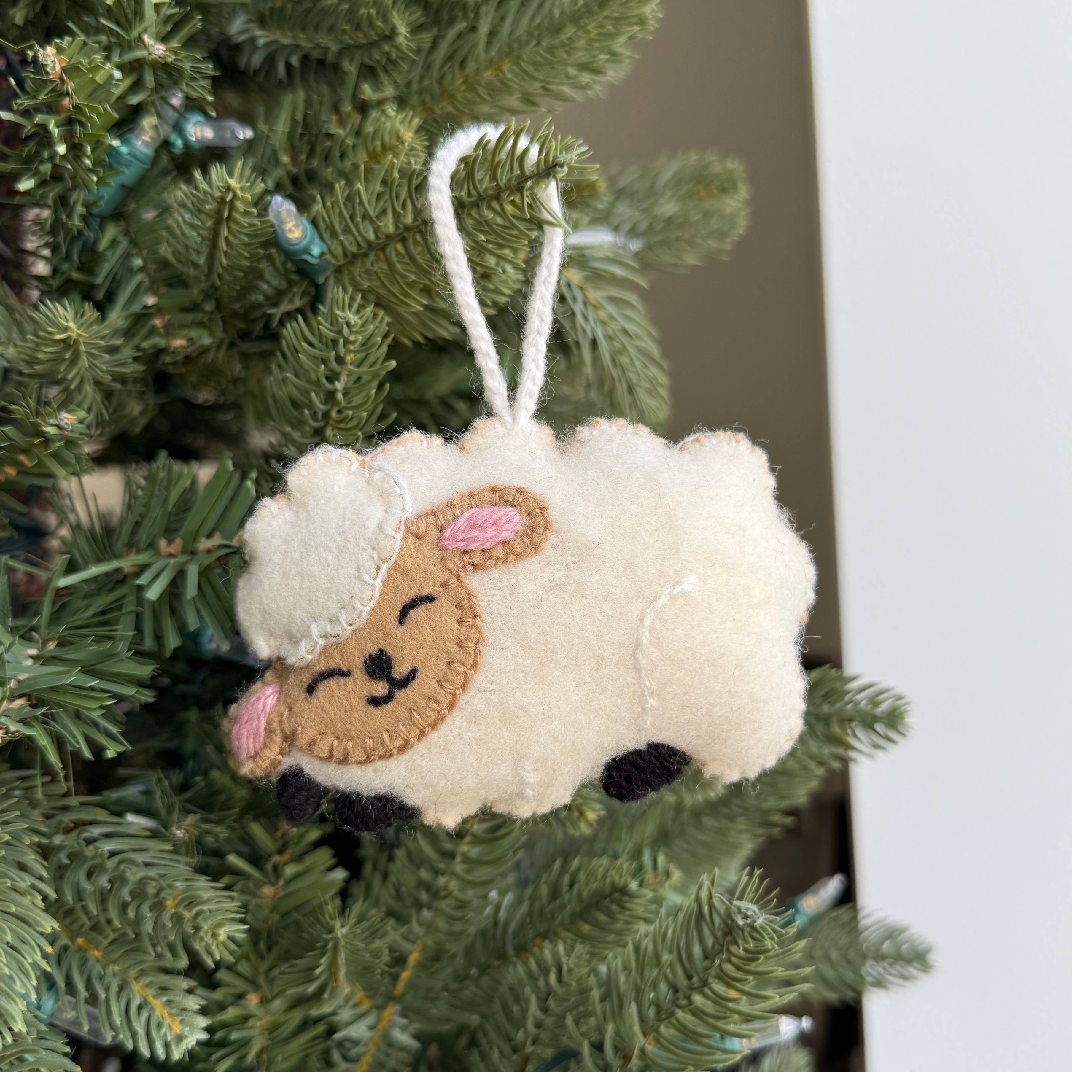 Ornaments 4 Orphans - Vendita all'ingrosso Decorazione - Decorazione natalizia in lana ricamata con pecorella addormentata0