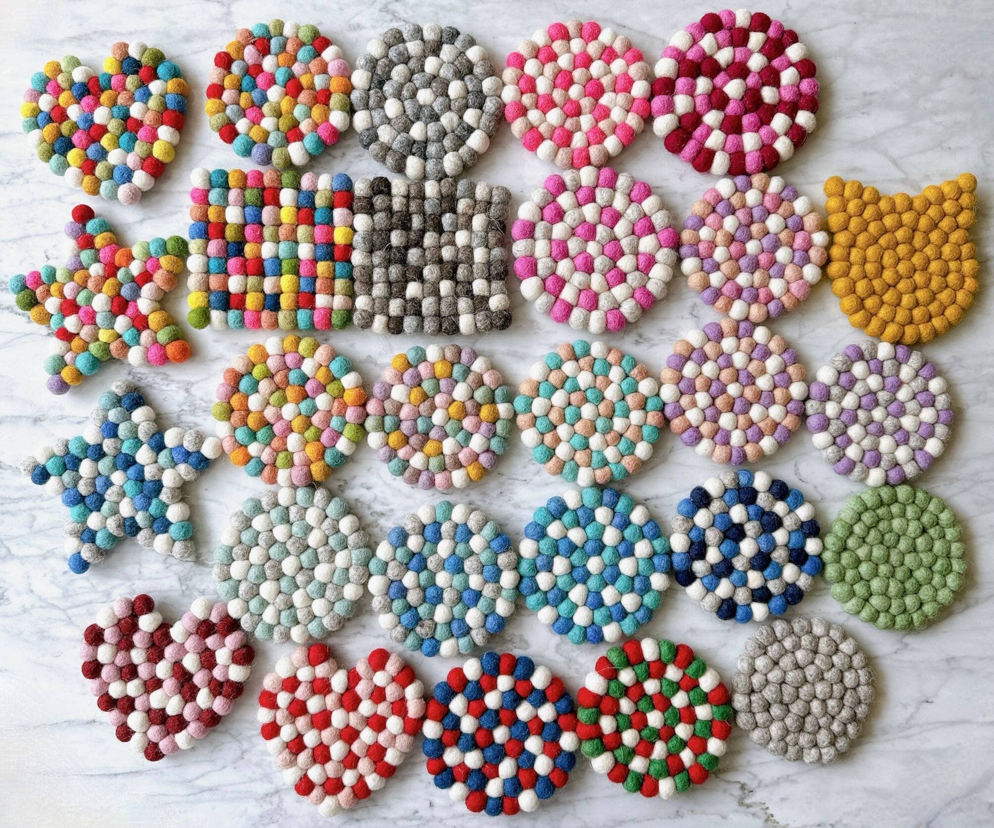 Ganapati – Großhandel Untersetzer – Untersetzer aus Filzkugeln, rund, Regenbogenfarben, 4er-Set5