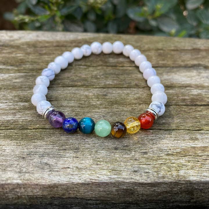 Pulseira 7 Chakras com Howlita Branca e Contas Prateadas Elástica por atacado de Boutique Bohème