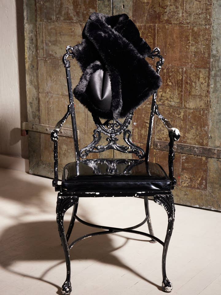 Écharpe en fausse fourrure végane pour la vente par CIRCULAR PATH