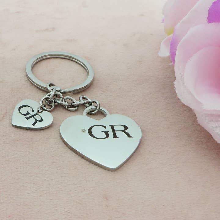 PORTACHIAVI 2 HEARTS - PERSONALIZZAMI ~ Portachiavi in acciaio inossidabile + INCISIONE PERSONALIZZATA for wholesale on Faire2