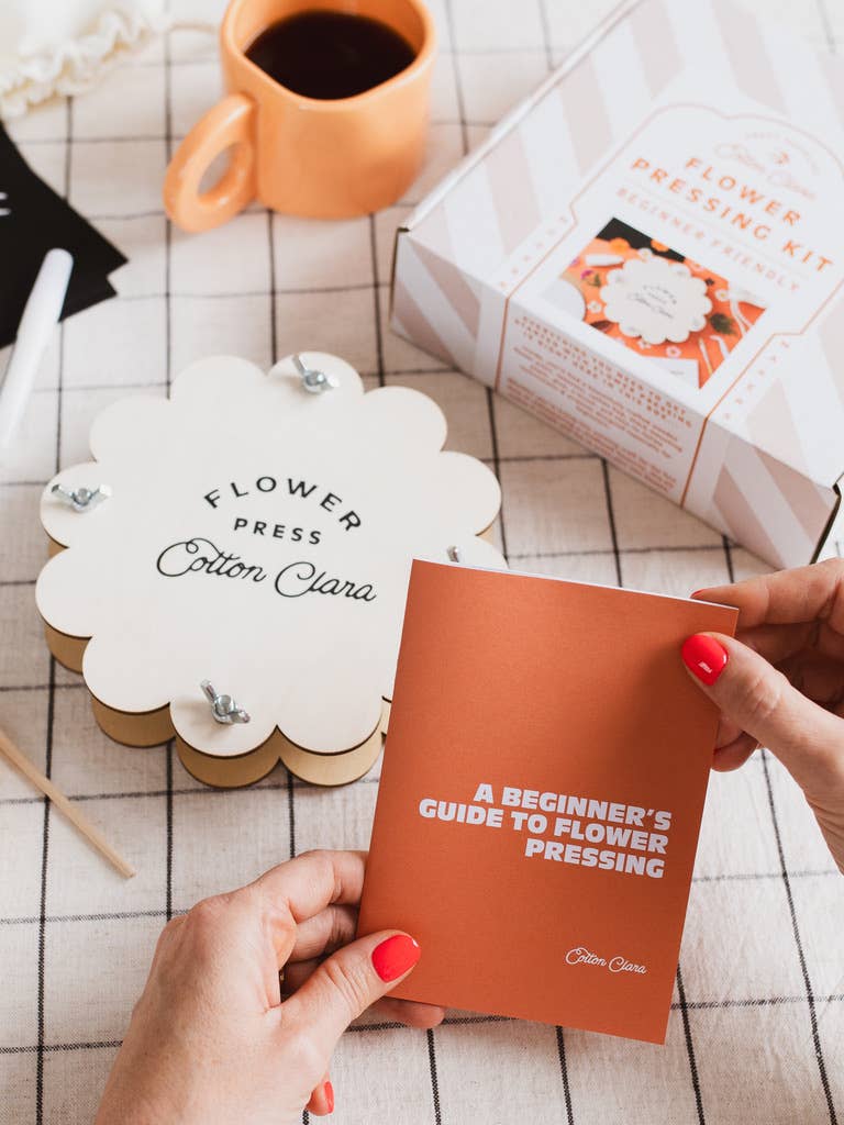 Cotton Clara Craft Kits & Supplies - Vendita all'ingrosso Kit per lavoretti fai da te - Kit per principianti per pressare fiori in legno con design circolare smerlato, strumenti e progetti2