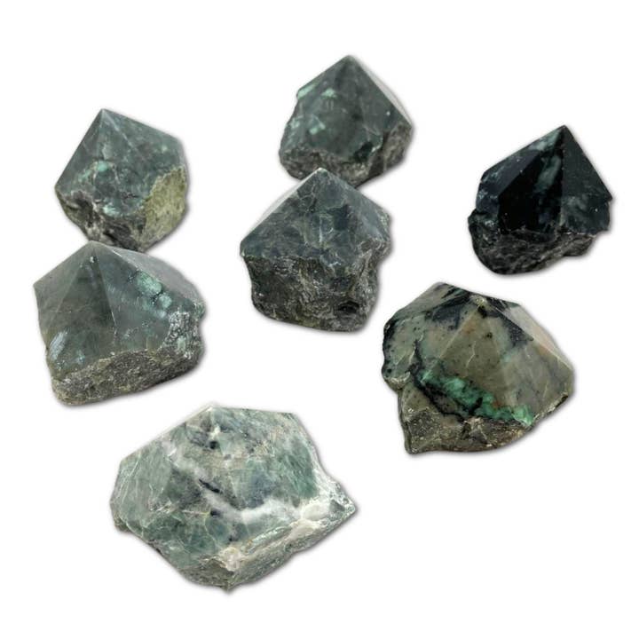 Smaragd grov poleret spids for engroshandel hos Crystal Magick Wholesale Ltd