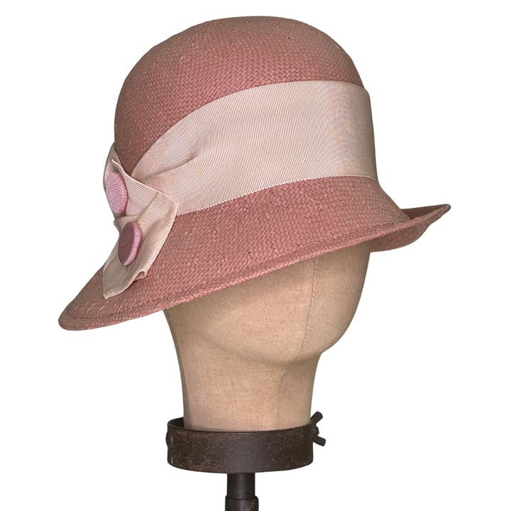 Chapeau cloche profilé en gros-grain rose poussiéreux en paille sur mesure pour la vente par Kathy Jeanne Millinery