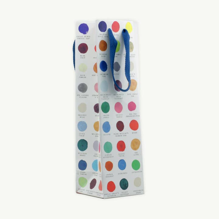 Mano derecha sobre bolsa de regalo roja para venta al por mayor de Mr. Boddington's Studio