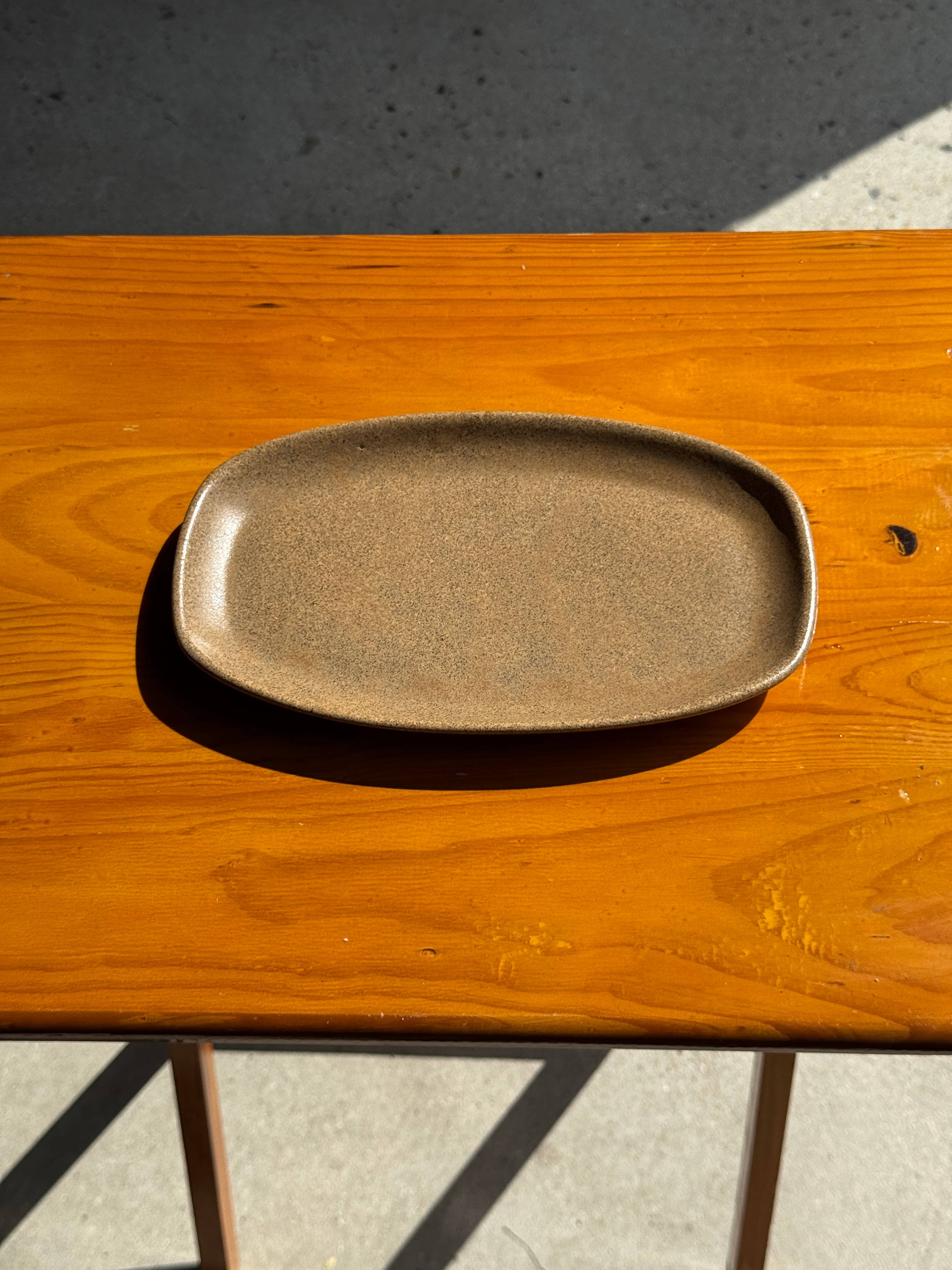 Small oval dish with speckled brown rectangular edges for wholesale on Faire0