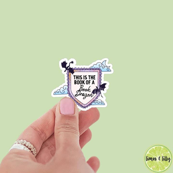 Ceci est l'autocollant en vinyle "Book of a Book Dragon Shield" | Inspiré par les livres | Autocollants littéraires | Kindle | Ordinateur portable | Décalcomanie | Marchandise de livre romantasy pour la vente par Limes & Lilly