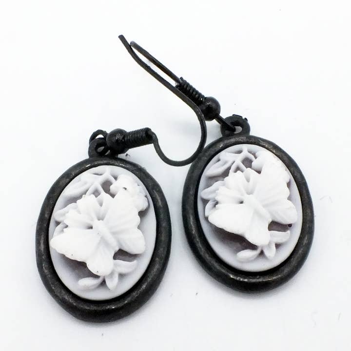 Aretes pequeños camafeo de mariposa blanca en negro para venta al por mayor de Fizz