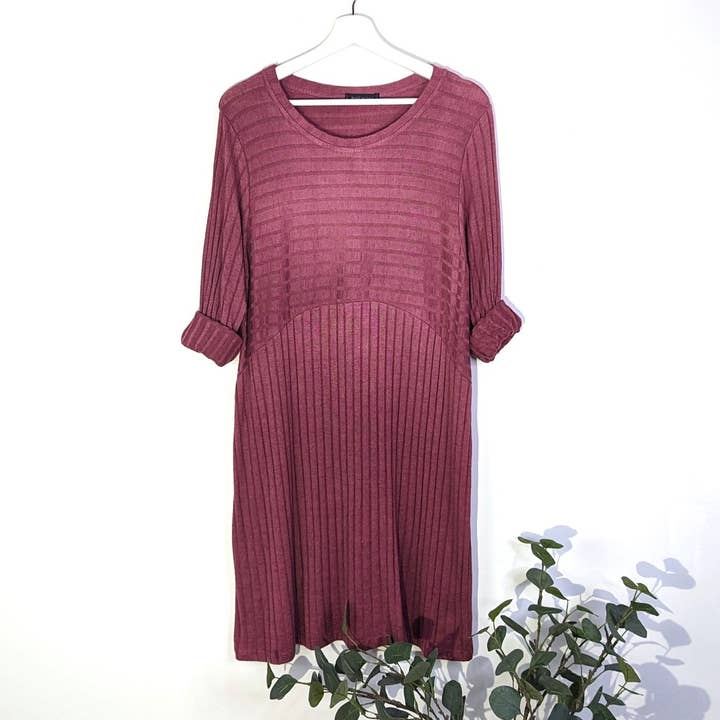 Tempest Designs - Wholesale Jurk - Dames - Jurk van zachte brede geribde stof met gebogen middenseam7