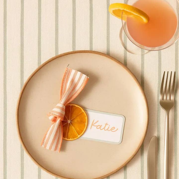 Marque-places en tranches d'orange séchées pour une baby shower "Little Cutie" pour la vente par Uncouth Coco