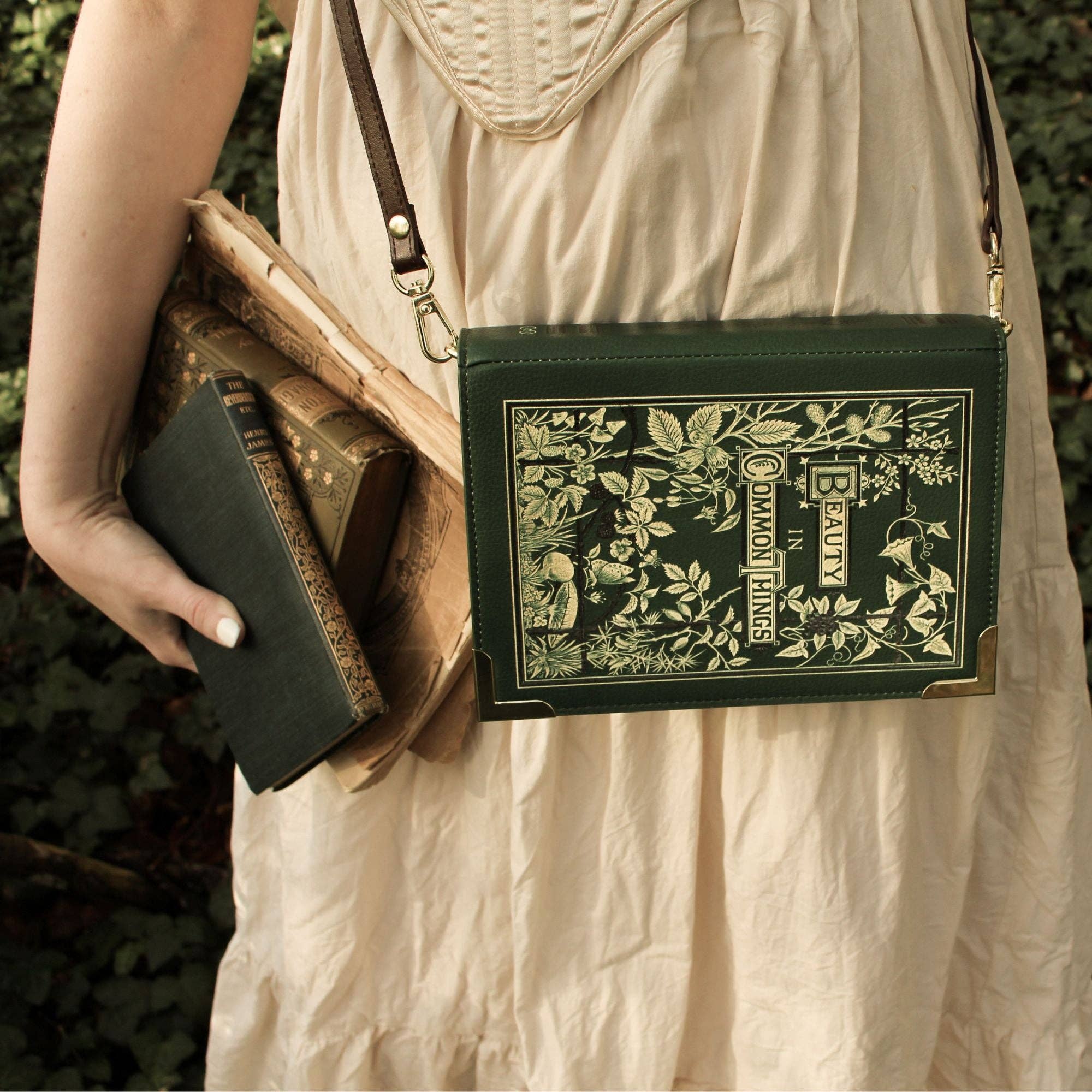 Well Read Company – Großhandel Umhängetasche - Damen – Beauty in Common Things Umhängetasche aus veganem Leder1