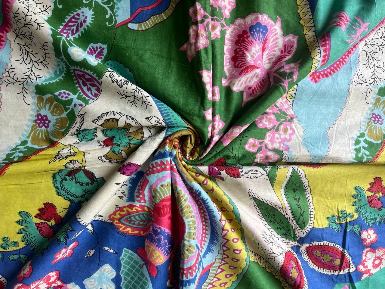 Bhawana Handicrafts - Venta al por mayor Pinturas para tela - Tela de algodón estampada a mano para confección con diseño floral0