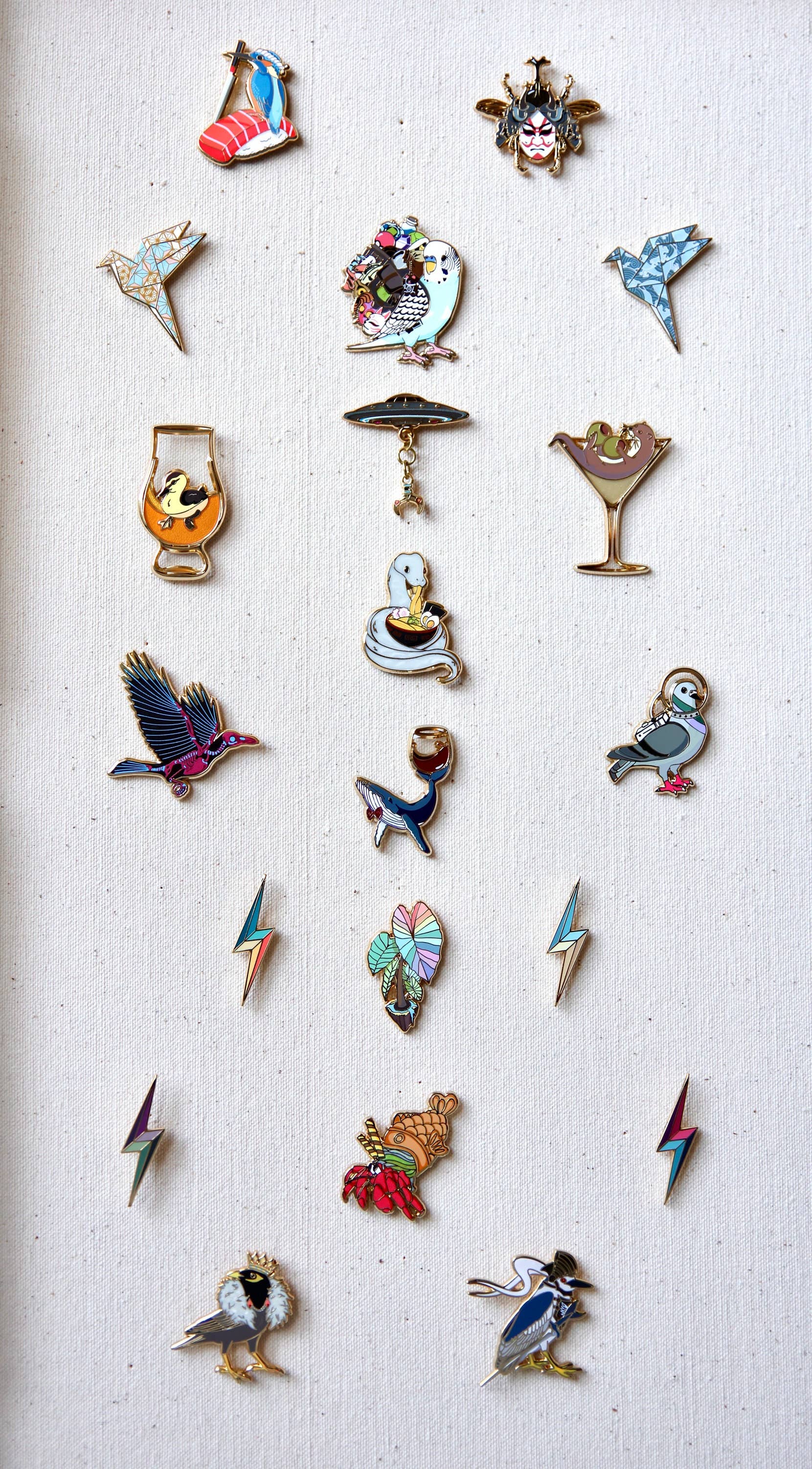 The High-End Collective – wholesale Lapel pin/button – Claw Game UFO Enamel Pin3