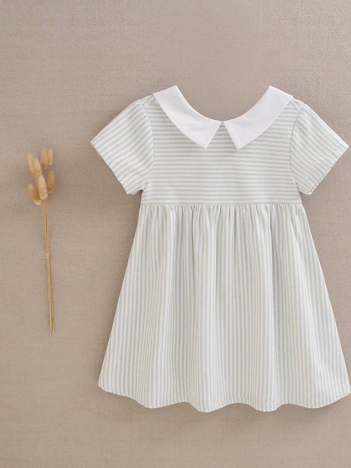 Pastelgroen en wit gestreepte meisjesjurk met strik voor wholesale door Dadati