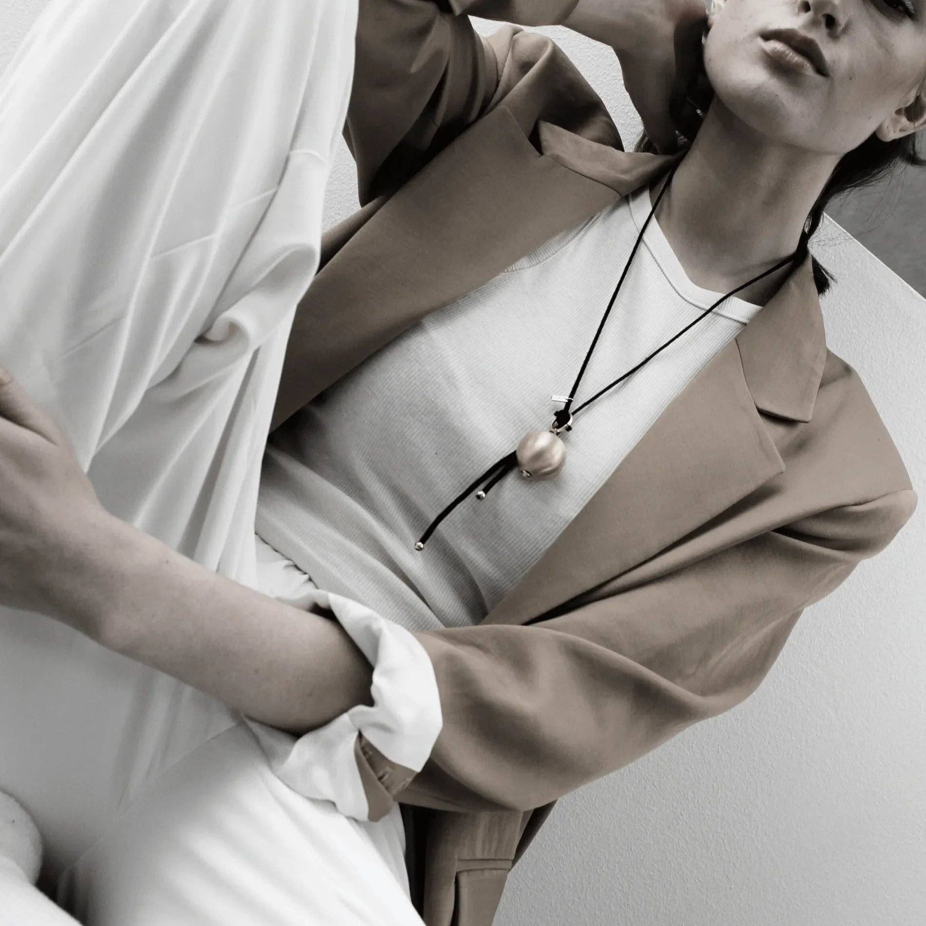 Dansk Copenhagen - Vente Colliers à pendentif - Collier en daim méga boule multi-stylable Tabitha plaqué or1