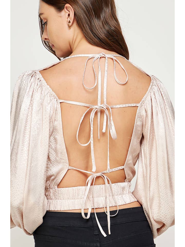 Strut & Bolt – Großhandel Bluse – Damen – Rückenfreie Jacquard-Satinbluse mit offenem Rücken13