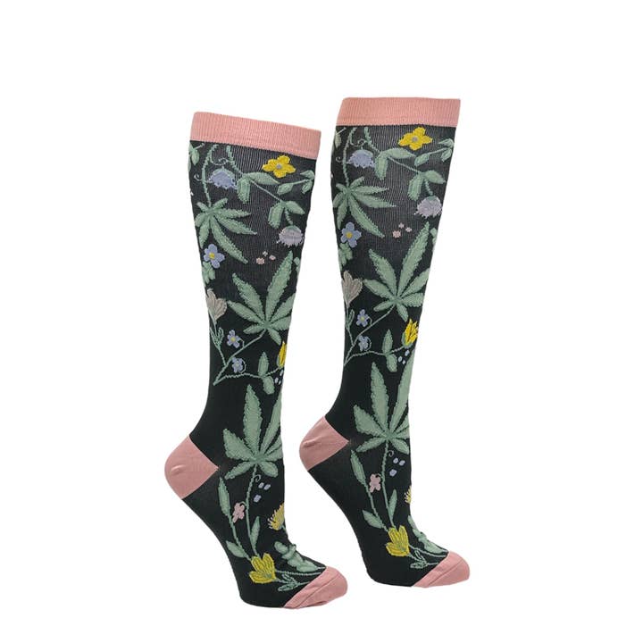 Chaussettes de compression Fleurs et Cannabis 420 Chaussettes graphiques Originales pour la vente par Crazy Dog T-Shirts