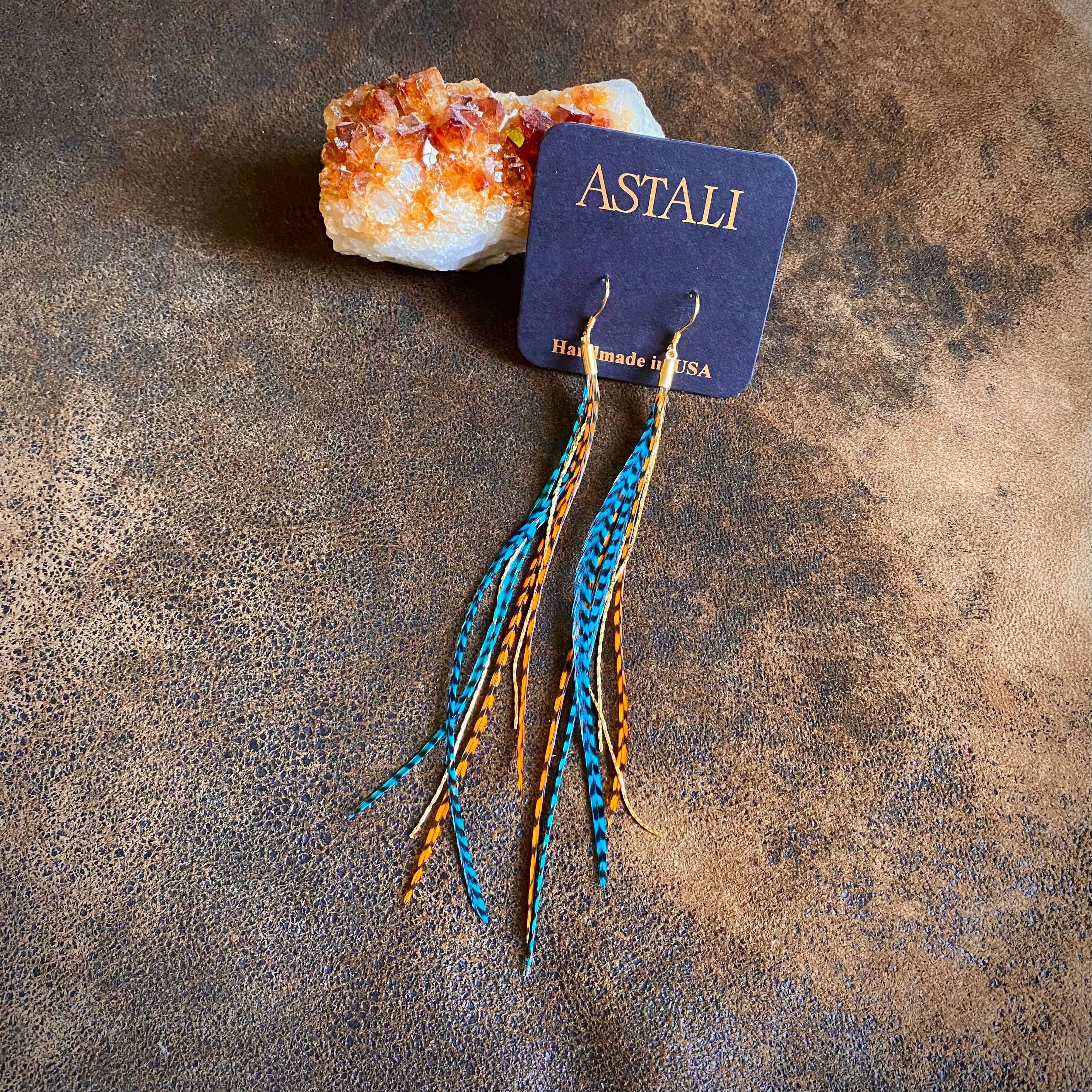 Grizzly naranja y grizzly turquesa/dorado Pendientes mini de plumas - Grizzly naranja y Grizzly turquesa de venta al por mayor en Faire7