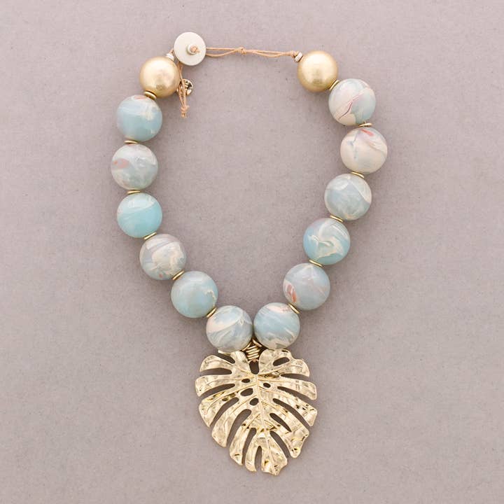 Collier Ras-du-cou Perles Résine Pendentif Feuille de Monstera Métal pour la vente par Sonata