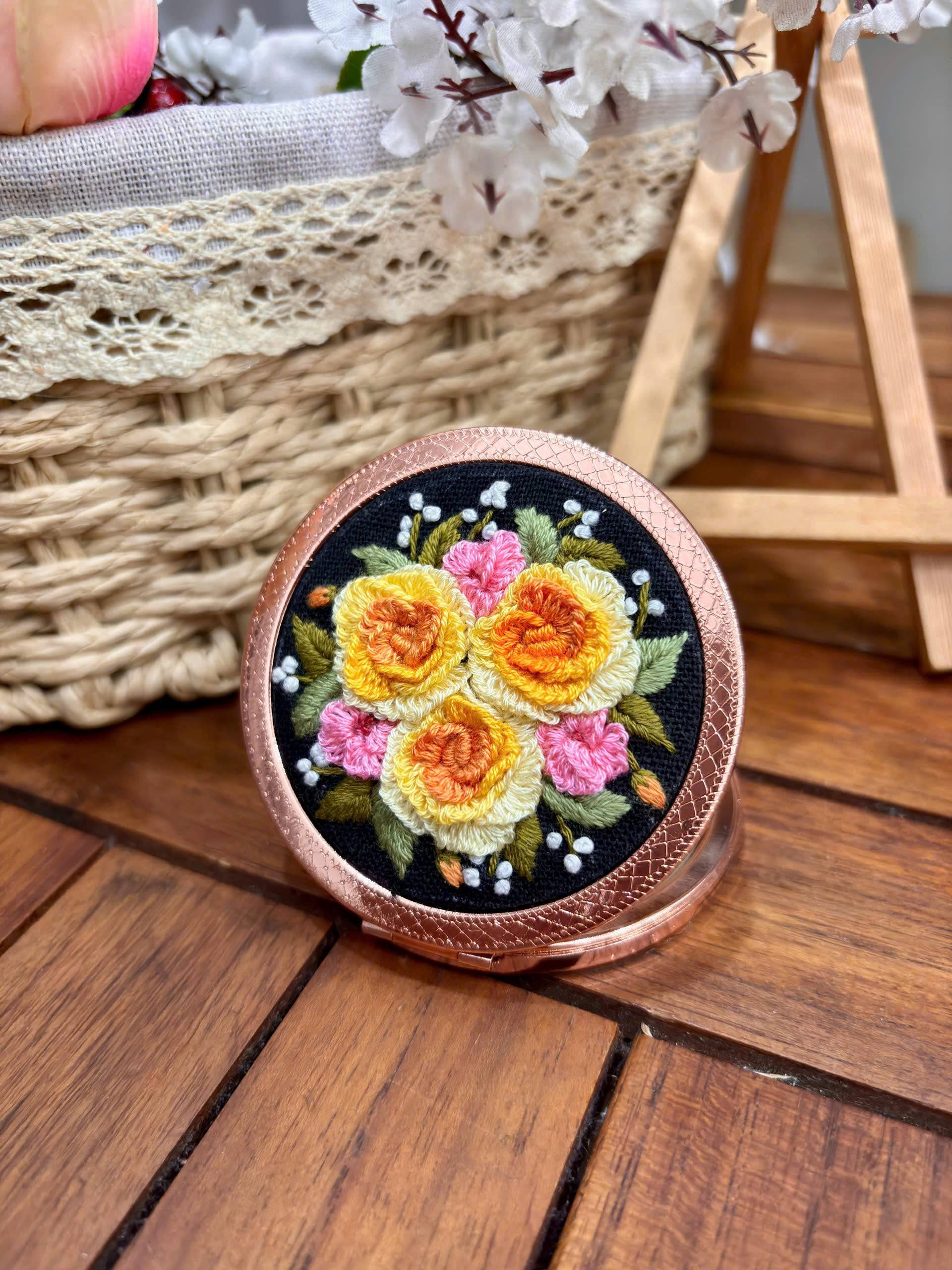 Maple Dream Store – Engroshandel Kompaktspejl – Premium Vintage Blomstret Håndbroderet Lommespejl35