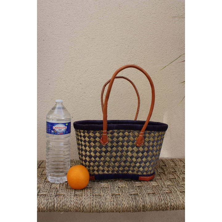 Boutique Huléti - Wholesale Kruidenierswinkel/boodschappentas - Mooi winkelmandje - MADAGASCAR - DAMIER blauwe en natuurlijke draagtas - handgemaakt - 3 maten om uit te kiezen - rieten rietje voor op het strand