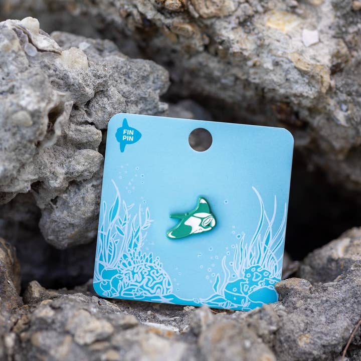 Épingle en émail raie manta miniature pour la vente par Fin Pin Shop