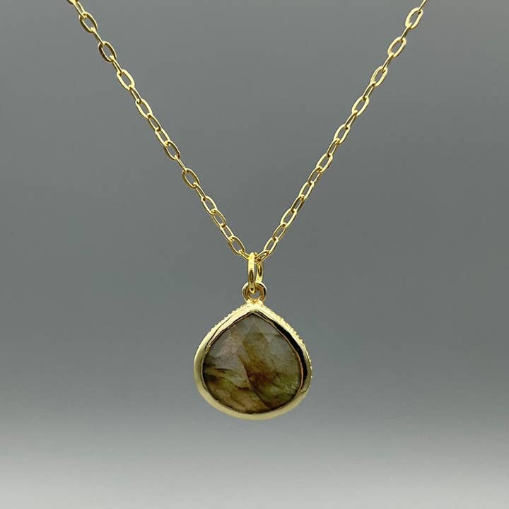 Collier en labradorite à large goutte d'eau texturée dorée pour la vente par Something Silver