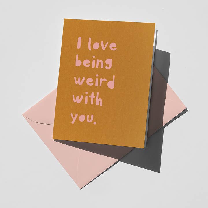 Ich liebe es, mit dir seltsam zu sein - Folien-Grußkarte für den Großhandel von Opeful Press