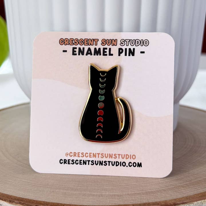 Épingle en émail Chat Phase de Lune, Épingle en émail dur mignonne et sorcière pour la vente par Crescent Sun Studio