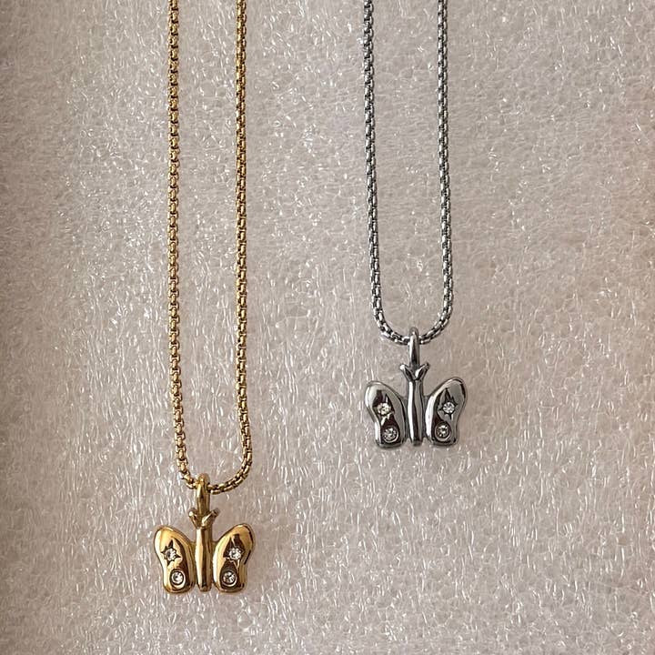 Mini Fjärilshalsband - Guld för wholesale av Namaste Jewelry