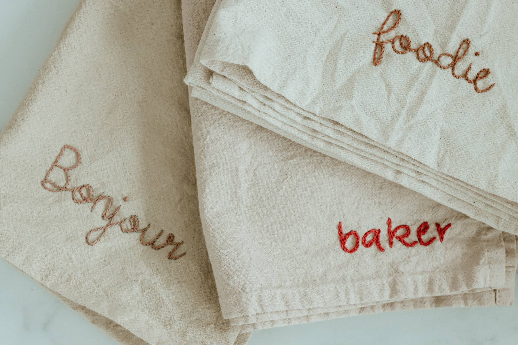 Eloise et moi – wholesale Kökshandduk – Handbroderad Handfärgad Ekologisk bomull Kökshandduk3