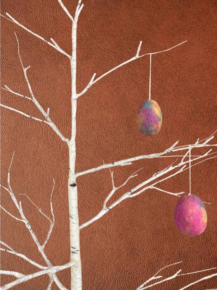 Ornement d'œuf de Pâques en feutre fait main, multicolore pour la vente par Ganesh Himal Trading