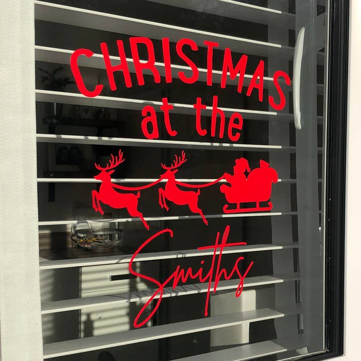 Kerst bij de achternaam Custom Reindeer Sleigh Santa Window Door Vinyl kerststicker voor wholesale door WinsterCreations™